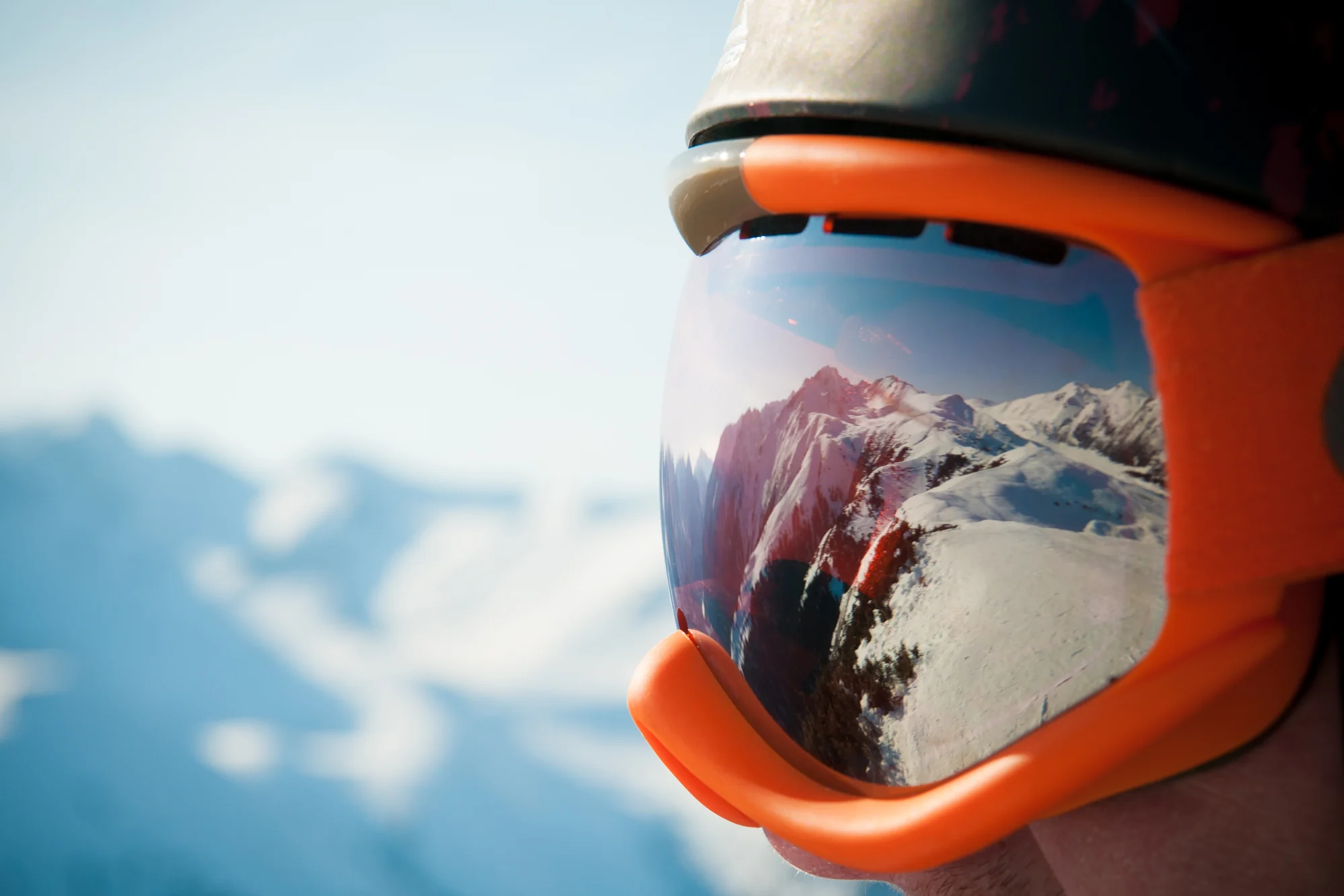 Skibrille mit Spiegelung der Berge – Wintermotiv in Königsleiten