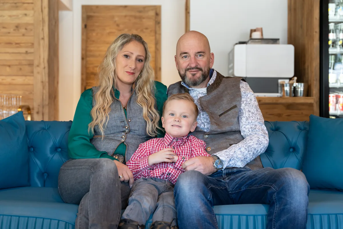 Familie und Team vom Appartement Hofmann – Teamfoto